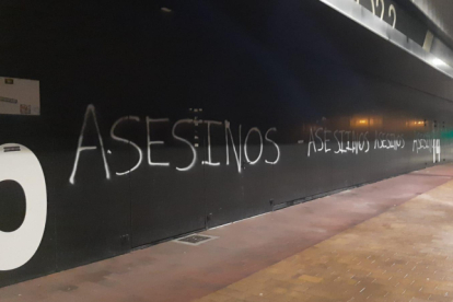 Pintadas de 'asesinos' en el estadio de fútbol de Burgos - ECB