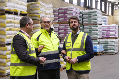 García-Gallardo en la visita a la cooperativa agroalimentaria Cobadu. / ICAL
