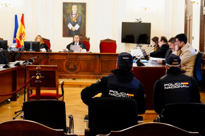 Primera sesión del juicio contra J.C.B., el joven acusado de asesinato por matar a un estudiante de 18 años y procedente de Colindres (Cantabria) de una puñalada en el polígono de La Torre de León en el mes de mayo de 2021. -ICAL