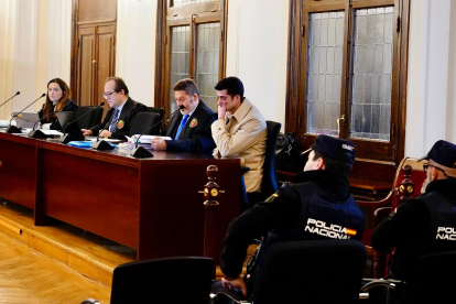 Primera sesión del juicio contra J.C.B., el joven acusado de asesinato por matar a un estudiante de 18 años y procedente de Colindres (Cantabria) de una puñalada en el polígono de La Torre de León en el mes de mayo de 2021. -ICAL