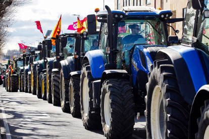 Las organizaciones agrarias Asaja, Ugal-Upa, Ucale-Coag y UCCL celebran una tractorada por las calles de León bajo el lema 'Exigimos precios rentables y normas flexibles'. / ICAL