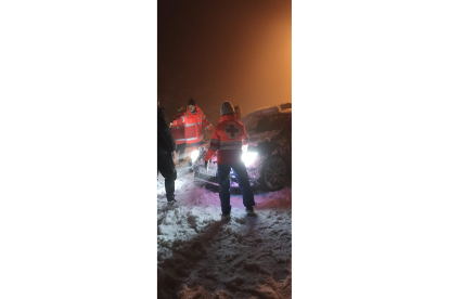 Miembros de Cruz Roja ayudan a coches que se han quedado atrapados. X: @CRE_Segovia