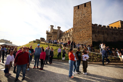 Turistas en el Castillo de los Templarios de Ponferrada. ICAL