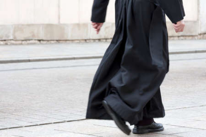 Una sacerdote caminando, en una imagen de archivo. -123rf