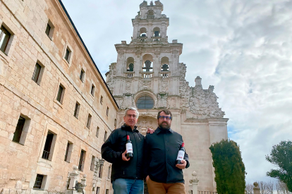 Antonio Miguel Sanz y Armando García, frente al Monasterio de la Vid y con el vino que recibe su nombre - E.M.