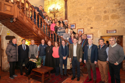 El presidente de la Junta, Alfonso Fernández Mañueco, acompaña al expresidente del Gobierno José María Aznar, en el Monasterio de Silos, con motivo de su visita por Castilla y León. -ICAL.