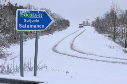 Nieve en la Autovía de la Ruta de la Plata (Salamanca). -ICAL