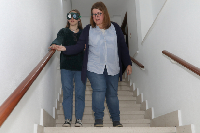 La profesora Ana Isabel Francés junto a una alumna del curso de Mediación Comunicativa en el centro López Vicuña de Palencia para la comunicación oral de las personas con discapacidad auditiva y sordociegas - ICAL
