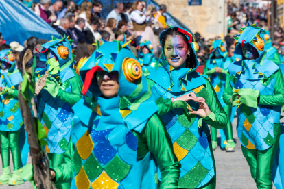 La localidad abulense de Cebreros celebra el 'Domingo de Piñata', con el XXVI desfile provincial de Carnaval. -ICAL