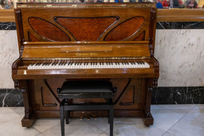 El recientemente restaurado piano Cussó de 1910 en el Casino Amistad Numancia de Soria. -ICAL