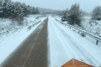 Cinco quitanieves retiran la nieve acumulada en carreteras de Sanabria, La Carballeda y Aliste. -ICAL