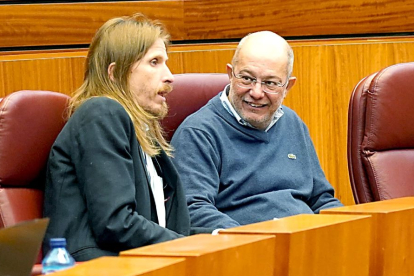 Fernández e Igea departen en sus escaños en un Pleno de las Cortes.  ICAL