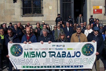 Concentración de policías nacionales y guardias civiles para reclamar una jubilación digna y la plena equiparación salarial en León. -ICAL