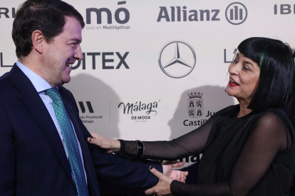El presidente de la Junta, Alfonso Fernández Mañueco, asiste al desfile de la diseñadora salmantina Fely Campo en el marco de la Mercedes-Benz Fashion Week. -ICAL.