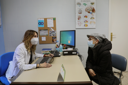 Milagros Pedrosa y Milagros Cancho en la consulta de Nutrición Oncológica de la Da. Cristina Marcianes, en el hospital Río Carrion Brágimo / ICAL .