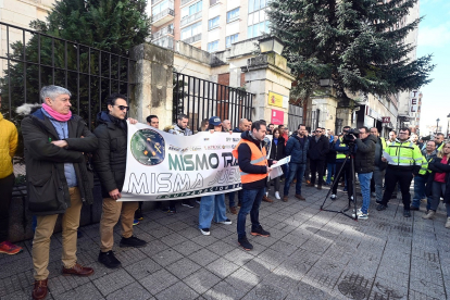 Concentración de policías nacionales y guardias civiles para reclamar una jubilación digna y la plena equiparación salarial en Burgos. -ICAL