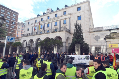 Concentración de policías nacionales y guardias civiles para reclamar una jubilación digna y la plena equiparación salarial en Burgos. -ICAL