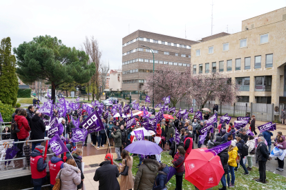 CCOO y UGT Castilla y León se concentran ante la sede de la Consejería de Industria, Comercio y Empleo, con motivo del Día Internacional de la Mujer - ICAL