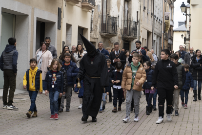 El Nazareno Lambrión Chupacandiles recorriendo las calles de Ponferrada. ICAL