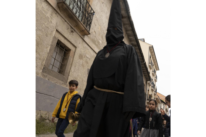 El Nazareno Lambrión Chupacandiles recorriendo las calles de Ponferrada. ICAL