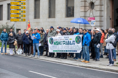 Concentración de policías nacionales y guardias civiles para reclamar una jubilación digna y la plena equiparación salarial en Ávila. -ICAL