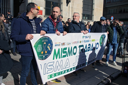 Concentración de policías nacionales y guardias civiles para reclamar una jubilación digna y la plena equiparación salarial en Ávila. -ICAL