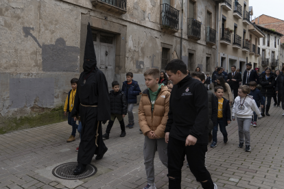 El Nazareno Lambrión Chupacandiles recorriendo las calles de Ponferrada. ICAL