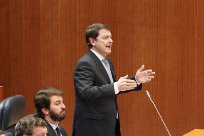 El presidente de la Junta, Alfonso Fernández Mañueco, durante una intervención en el pleno. ICAL
