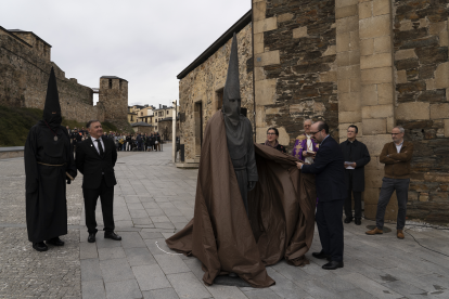 El Nazareno Lambrión Chupacandiles recorriendo las calles de Ponferrada. ICAL