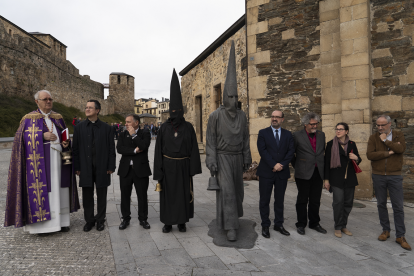 El Nazareno Lambrión Chupacandiles recorriendo las calles de Ponferrada. ICAL