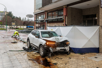 Estado un vehículo tras un accidente en Burgos en el que ha fallecido su conductor - OSCAR CORCUERA
