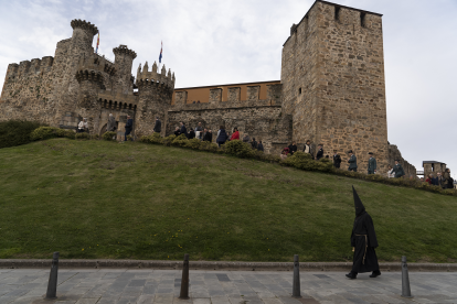 El Nazareno Lambrión Chupacandiles recorriendo las calles de Ponferrada. ICAL