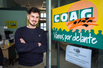 Diego Saldaña, nuevo coordinador provincial de COAG, en la sede de la organización en Burgos capital.