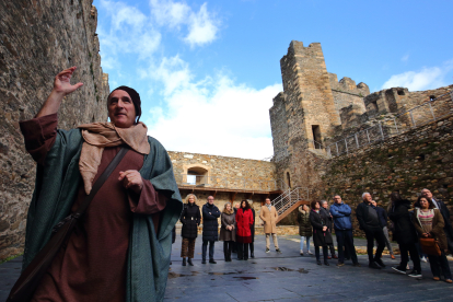 Visita teatralizada al Castillo de los Templarios a cargo de la compañía Conde Gatón, acompañados por la corporación municipal y diversas autoridades locales
