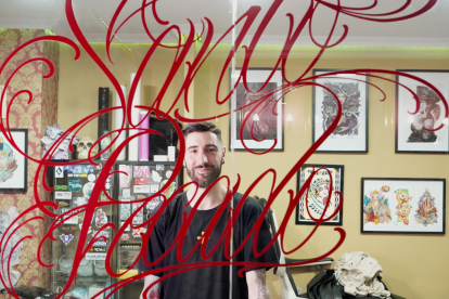 Sergio Castro, tatuador del estudio 'Santo Pecado' en Valladolid