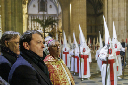 El presidente de la Junta, Alfonso Fernández Mañueco, asiste a la salida de la Real Cofradía Penitencial del Cristo Yacente de la Misericordia y de la Agonía Redentora, en la Catedral Nueva de Salamanca