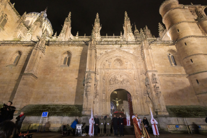 El presidente de la Junta, Alfonso Fernández Mañueco, asiste a la salida de la Real Cofradía Penitencial del Cristo Yacente de la Misericordia y de la Agonía Redentora, en la Catedral Nueva de Salamanca