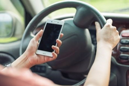 Una persona usa el móvil mientras conduce