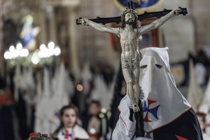 Procesión del Santo Entierro de Palencia Cofrades del Santo Sepulcro al inicio de la procesión del Santo Entierro