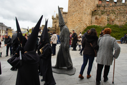 Nazarenos y turistas se fotografían con la estatua del Nazareno Lambrión Chupacandiles de Ponferrada