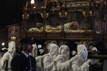 Procesión del Santo Entierro de Palencia Cofrades del Santo Sepulcro al inicio de la