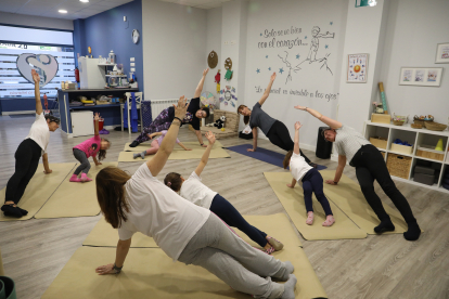 La profesora de yoga Mónica Santamaría imparte una clase a niñas acompañadas de madres y abuela en su academia 'De la Mano de la Infancia'