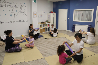 La profesora de yoga Mónica Santamaría imparte una clase a niñas acompañadas de madres y abuela en su academia 'De la Mano de la Infancia'