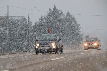 La nieve dificulta el tráfico en la N-630 a la altura de Sariegos (León)