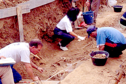 Fosa de Priaranza, en El Bierzo, durante la excavación del año 2000. ICAL