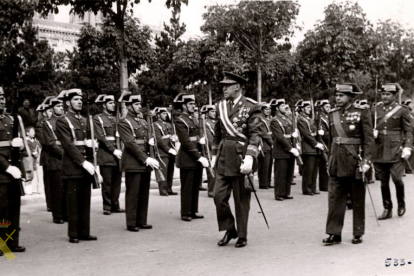 Autoridad militar pasando revista a la Fuerza Guardia Civil en formación. 1954