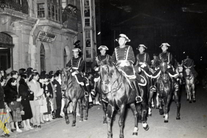 Desfile de una formación de guardias civiles a caballo por las calles del casco urbano de Burgos, durante la celebración de la Semana Santa. 1950