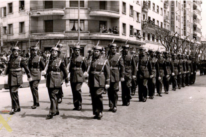 Desfile de una sección de la Guardia Civil por una calle de la capital burgalesa. El sargento Serafín Villanueva el primero en el centro de la imagen. 1960
