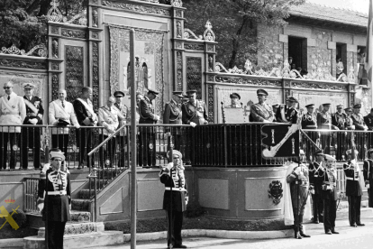 El dictador en tribuna instalada en el hospital militar de Burgos para desfile, con guardia civiles en la formación ante la tribuna. 1936