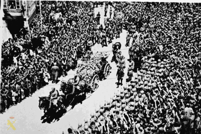Funeral General Mola. A la izquierda están soldados italianos formados a su paso y civiles a la derecha. Burgos 1937